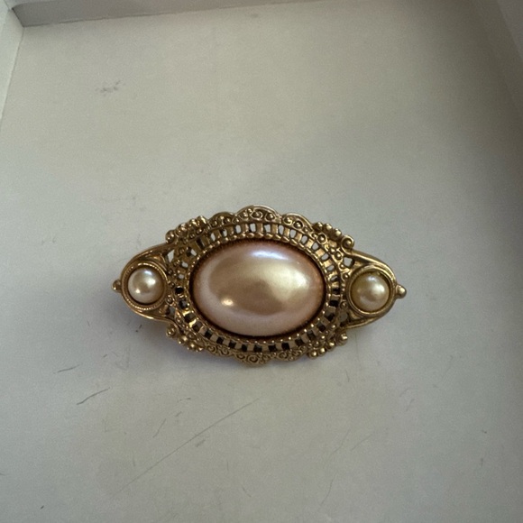 Elegant Vintage Gold tone with 1 Pink & 2 white Faux Pearls Brooch Pin - Picture 4 of 4